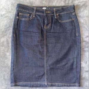 Women’s size 2, denim skirt, great condition